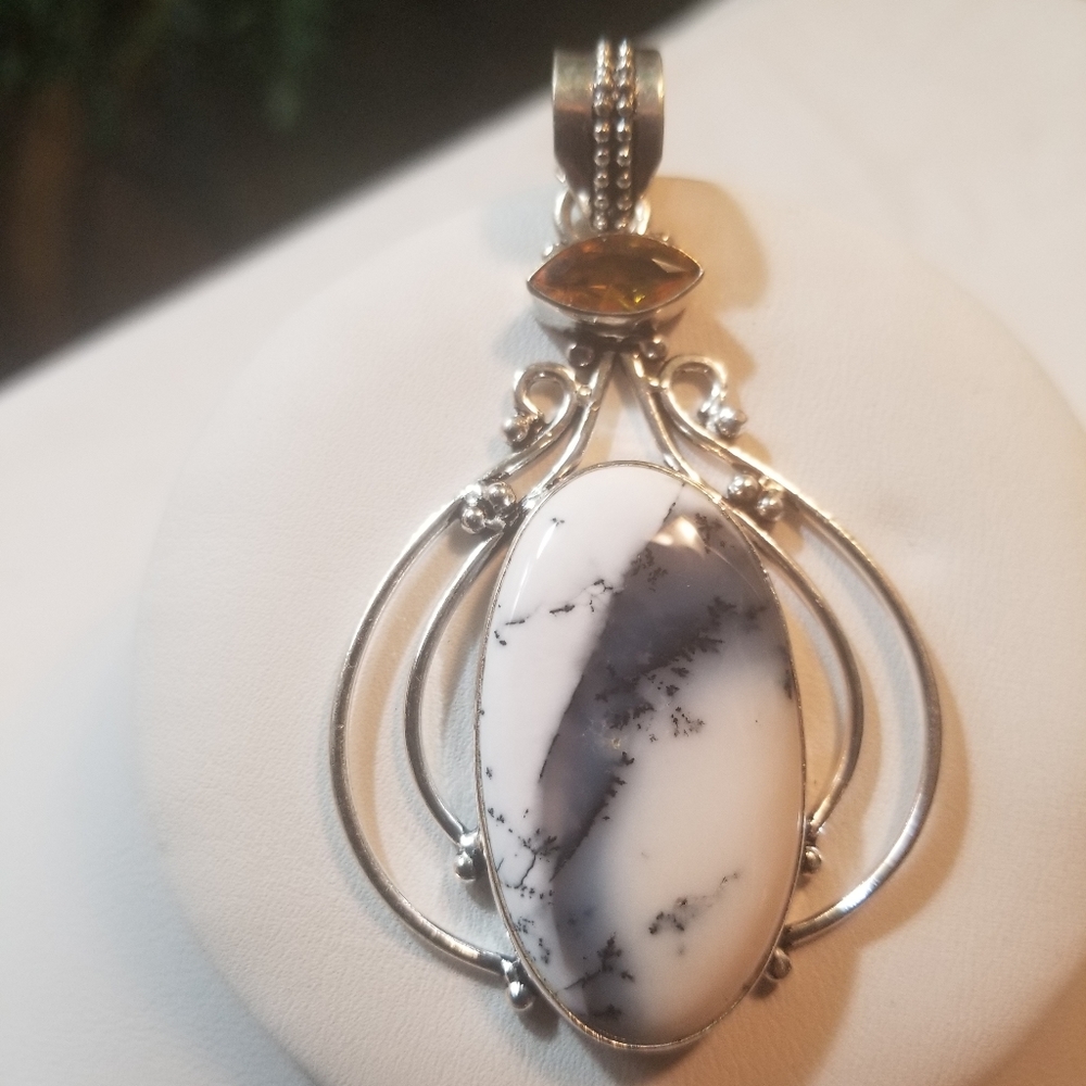 BEAUTIFUL PENDENT NWOT - Picture 1 of 5